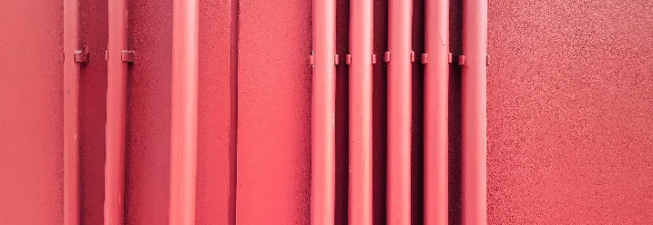 Rote Rohre an roter Wand